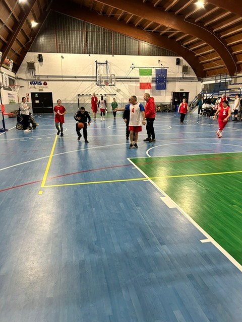 Palleggio a centrocampo durante una partita, con l'arbitro e i giocatori delle due squadre.